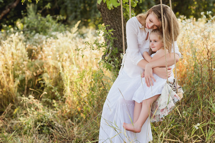 Беременная мама обнимает дочку